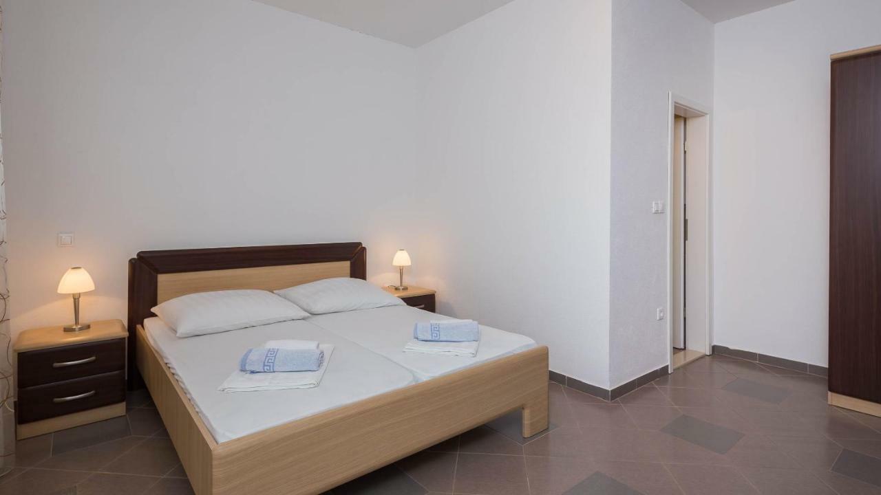Beachfront Apartments Lara أوميس الغرفة الصورة